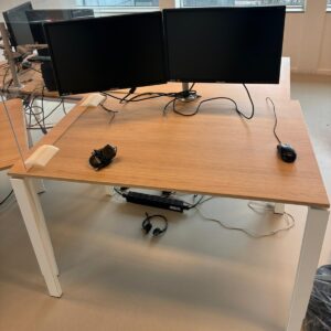 Bureau incl. kabelgoot - Verstelbare poten